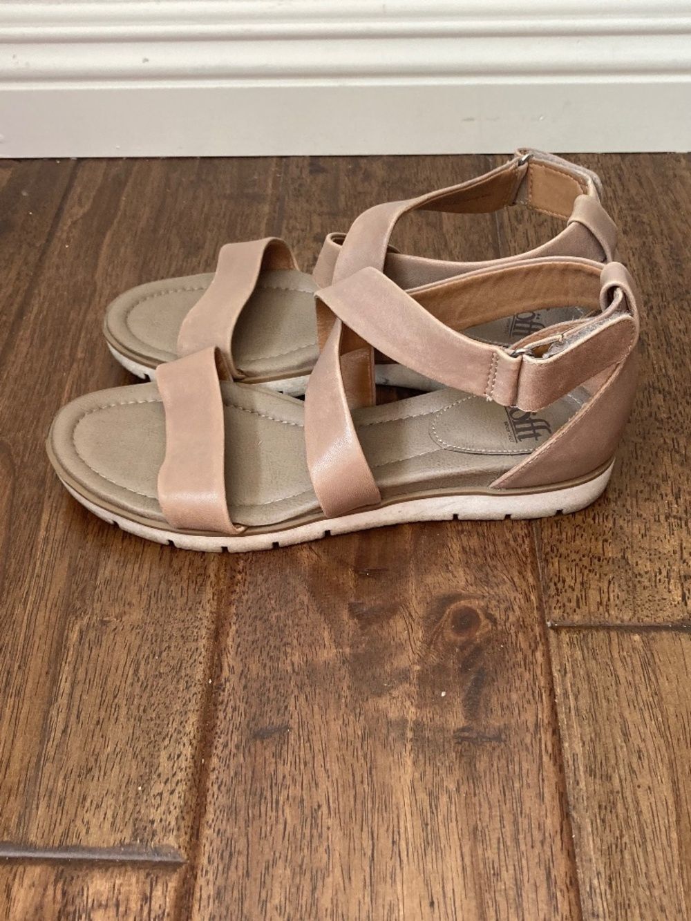 Sofft Reston Women's 9.5M Sandals Tan Taupe Leather Cross Strap Comfort